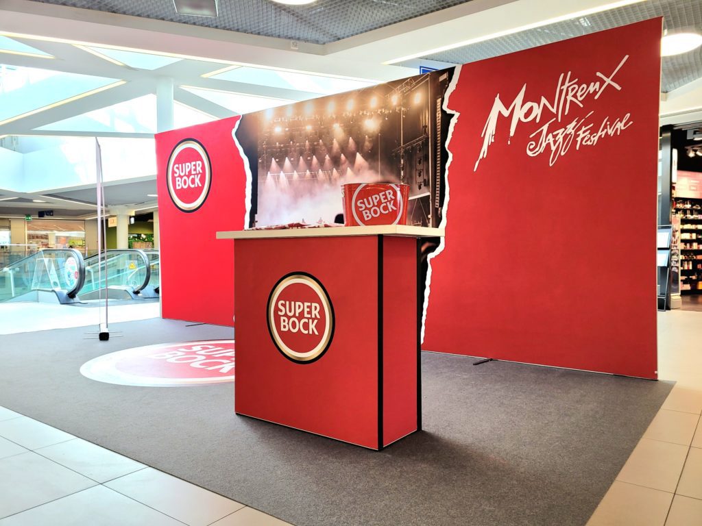 Stand publicitaire personnalisé en tissu tendu