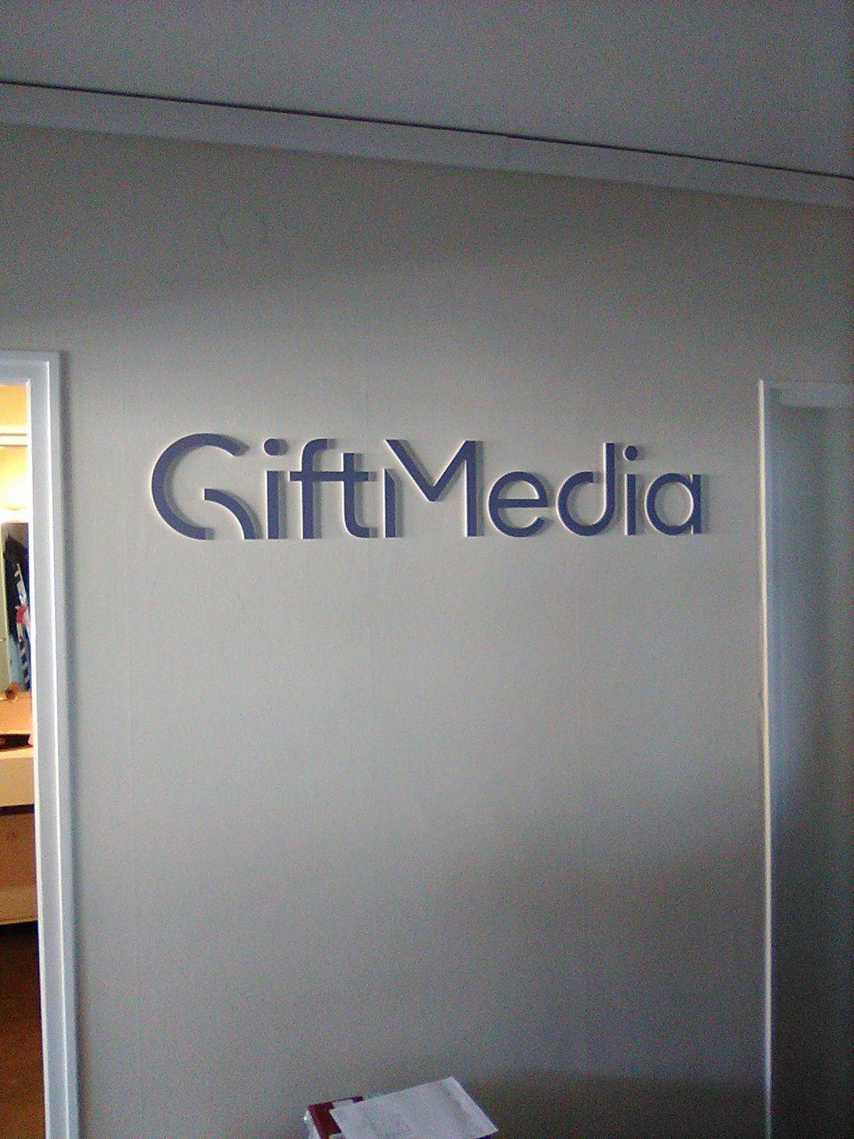 Logo 3D_GiftMedia_Forex 8 mm imprimé et détouré 2022
