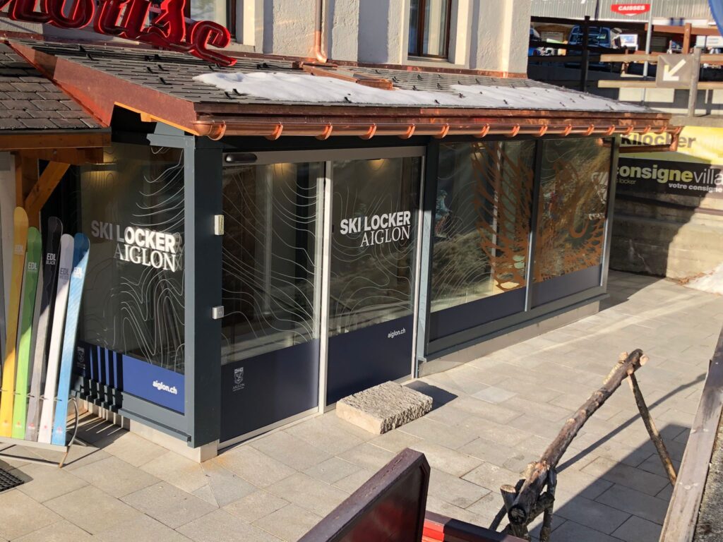 Aiglon_vitrine_découpe de lettres