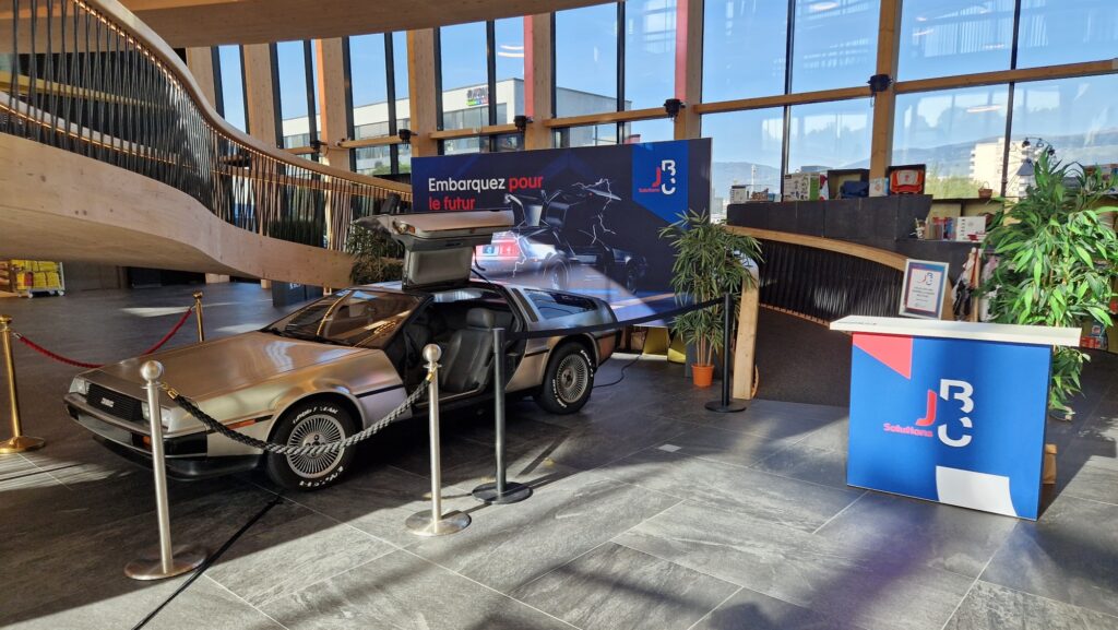 Mur autoportant 400x200cm avec toile tendue et comptoir d'accueil pour event JBC 30ans Yverdon