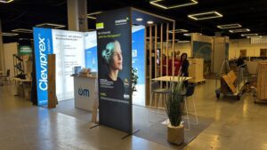 Stand de salon avec caisson lumineux et arche wood line panoramic h-line créé par RubixComm