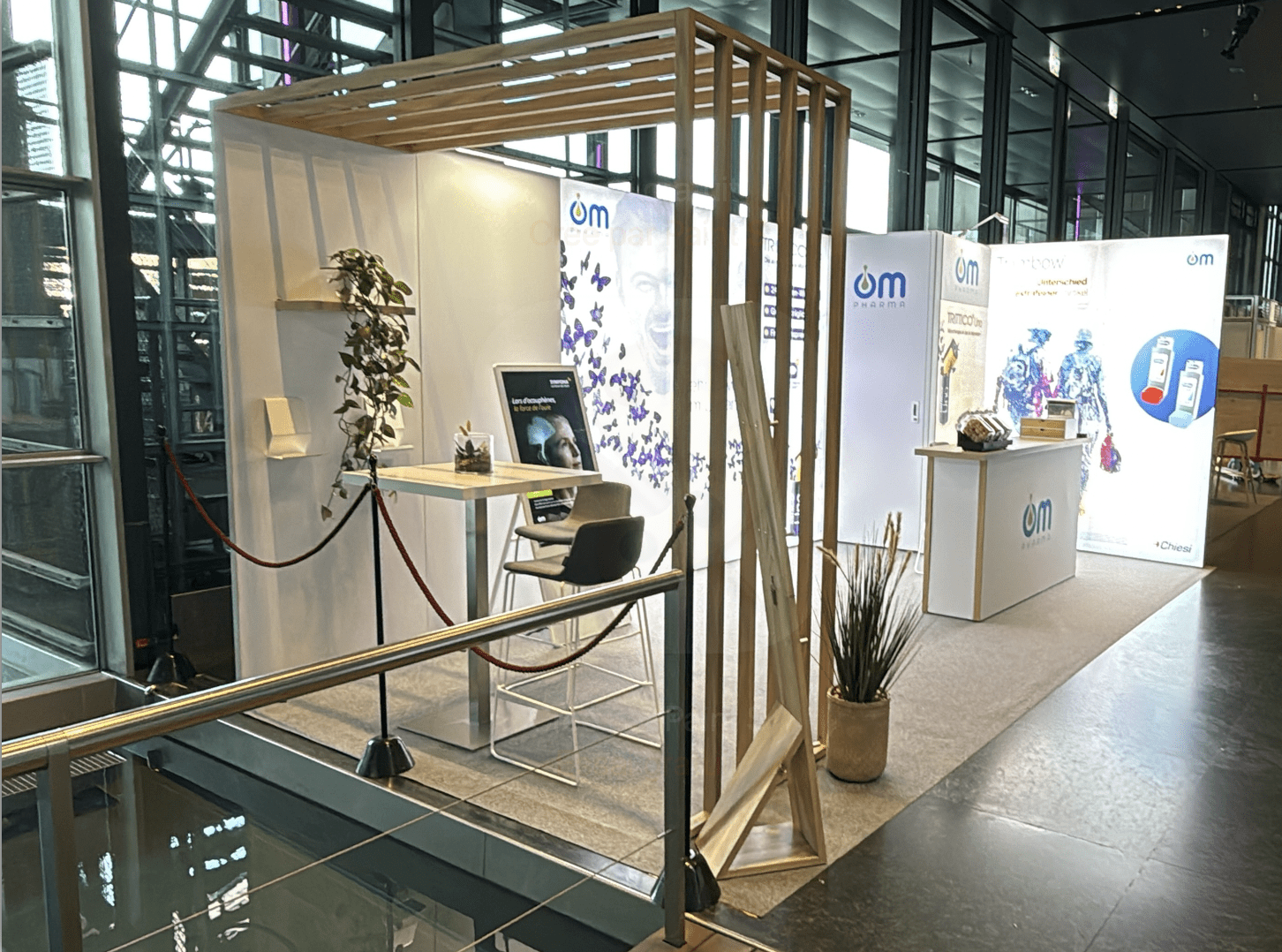 Salon d'exposition avec effet bois