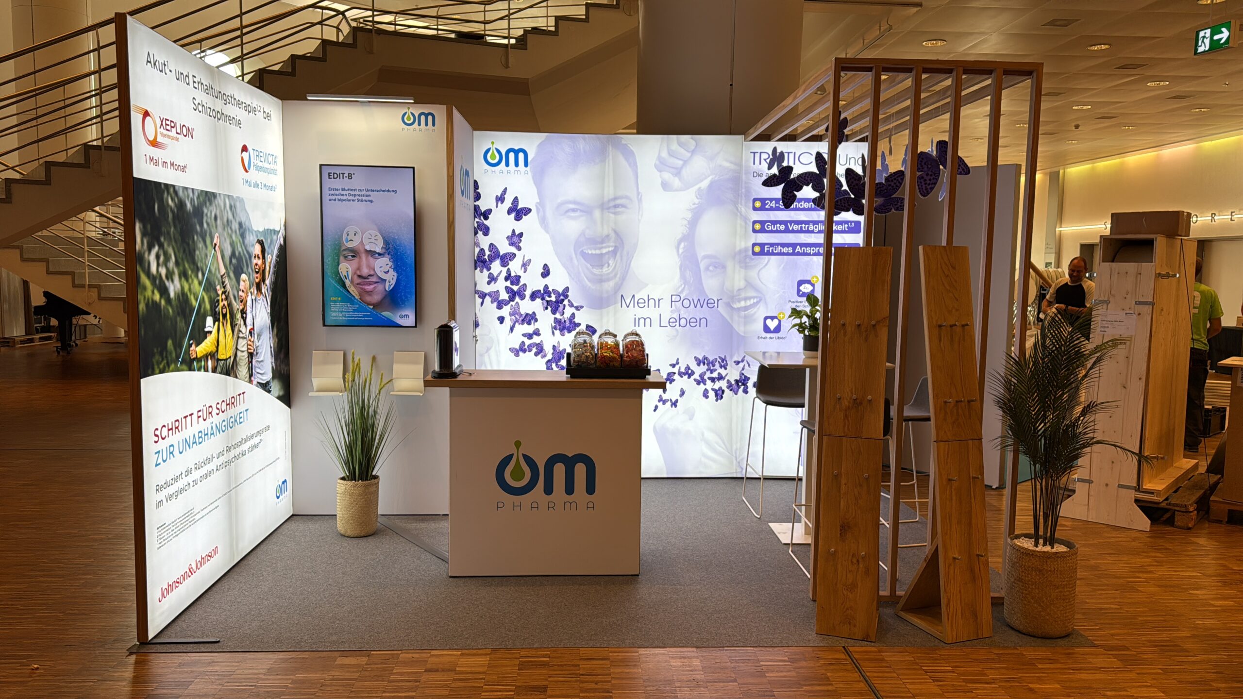 Stand d'exposition lumineux avec arche effet bois