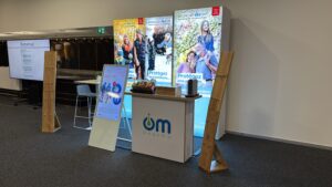 Petit stand de salon avec panneaux lumineux et U-digital